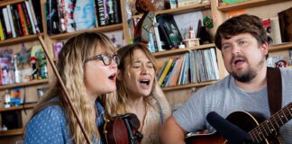 Fiona Apple e Watkins Family Hour lançam cover de “(Remember Me) I’m The One Who Loves You”