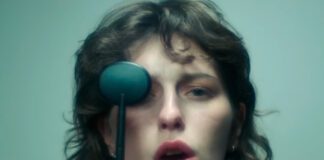 King Princess está num hospital para avaliar o coração no videoclipe de “Let Us Die”