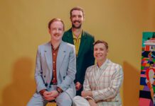 Two Door Cinema Club lança o single “Lucky” do álbum ‘Keep On Smiling’