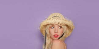 Carly Rae Jepsen canta sobre encontros frustrados nos apps no single “Beach House”