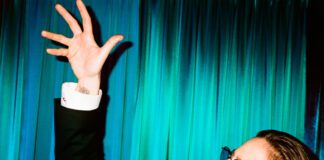 Christine and the Queens apresenta Redcar com a faixa “rien dire”