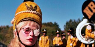 Petite Meller planeja uma revolução através da música no clipe de “The Drummer”