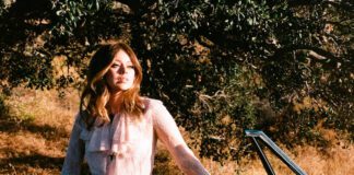 Ruth Radelet, ex-Chromatics, anuncia o EP de estreia ‘The Other Side’ com o single “Stranger”