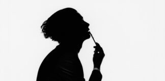 The 1975 lança o romântico e intimista single “All I Need To Hear”