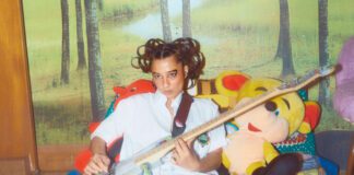 Após três anos, Chela retorna com o single “Cool 2B Queer”