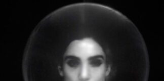 Daniela Lalita nos leva a um mundo fantasioso e horripilante no videoclipe “Atrás”