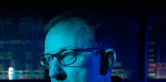 Dave Rowntree inspira-se na beleza e caos de Hong Kong no single “HK”