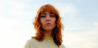 KT Laine lança o single “Again” do disco de estreia ‘Knock Knee’