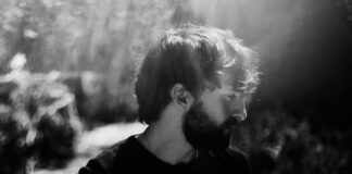 Angelo De Augustine lança as faixas “27”, com Sufjan Stevens, e “Hologram”