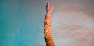 Jenny Hval apresenta o single “Buffy”, uma ode sutil à esperança
