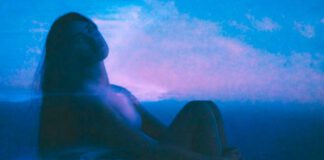 Weyes Blood lança “God Turn Me Into A Flower” do álbum ‘And In The Darkness, Hearts Aglow’