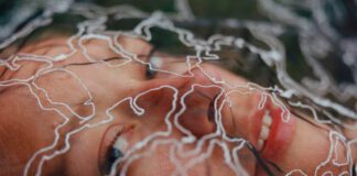 Anna B Savage canta sentimentos conflitantes no single “Crown Shyness”