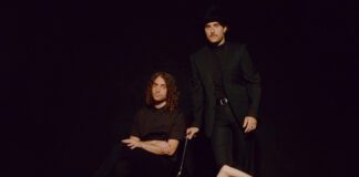 Paramore canta sobre um futuro incerto no single “C’est Comme Ça”