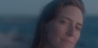 Feist em uma performance animadora à beira mar no videoclipe de “In Lightning”