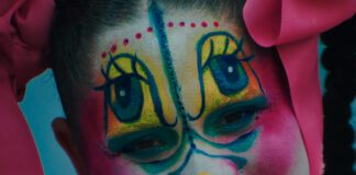 Lido Pimienta numa sátira do amor e desgosto no videoclipe de “Te Quería”