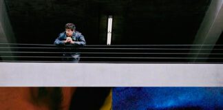 Omar Apollo canta a ideia de viver um amor poligâmico no single “3 Boys”