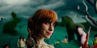 Paramore num país surreal das maravilhas no videoclipe de “Running Out Of Time”