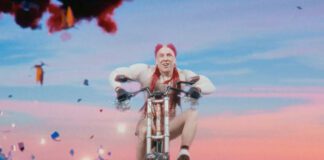 Getúlio Abelha flerta com o surrealismo no videoclipe de “Voguebike”
