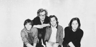 Phoenix lança remix de “After Midnight”, faixa do álbum ‘Alpha Zulu’, com Clairo