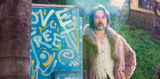 Rufus Wainwright anuncia o álbum ‘Folkocracy’ e lança “Down In The Willow Garden” com Brandi Carlile
