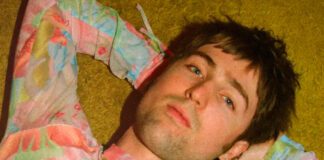 Will Joseph Cook canta frustrações após um término no single “MF BASSLINE”