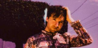 Angelo De Augustine anuncia o álbum ‘Toil and Trouble’ com o single “Another Universe”