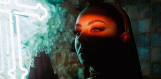 Charli XCX é confirmada no elenco do remake do terror cult ‘Faces da Morte’