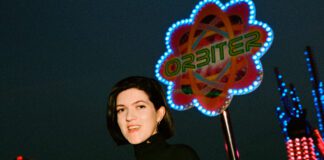 Romy, do The xx, lança o eufórico e emotivo single solo “Enjoy Your Life”