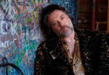 Rufus Wainwright lança “Heading For Home”, cover de Peggy Seeger, com John Legend