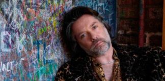 Rufus Wainwright lança “Heading For Home”, cover de Peggy Seeger, com John Legend