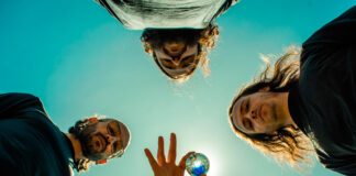 O quarteto paulista de rock psicodélico BIKE lança o álbum ‘Arte Bruta’