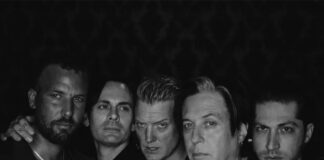 Queens of the Stone Age lança o single “Carnavoyeur” do álbum ‘In Times New Roman…’