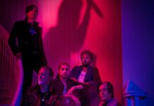 Queens of the Stone Age anuncia o álbum ‘In Times New Roman…’ com o single “Emotion Sickness”