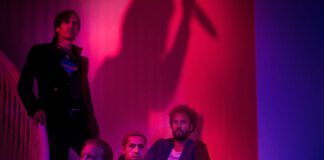 Queens of the Stone Age anuncia o álbum ‘In Times New Roman…’ com o single “Emotion Sickness”