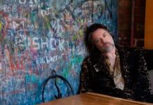 Rufus Wainwright lança “Harvest”, cover de Neil Young, com Andrew Bird e Chris Stills