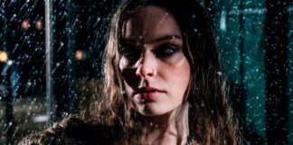 Holly Humberstone lança as faixas “Antichrist” e “Room Service” do disco de estreia