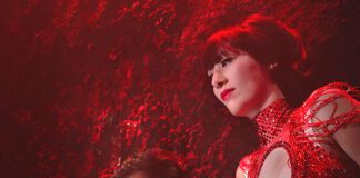 Yeah Yeah Yeahs lança versão “exuberante” do single “Spitting Off the Edge of the World”