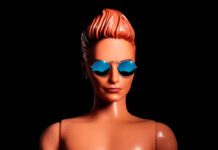 La Roux invade o universo de Barbie e Ken na canção “Malibu Barbie”