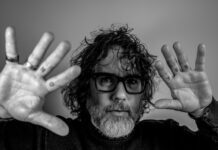 Kevin Drew anuncia o álbum ‘Aging’ com os singles “Out In The Fields” e “Party Oven”