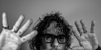 Kevin Drew anuncia o álbum ‘Aging’ com os singles “Out In The Fields” e “Party Oven”