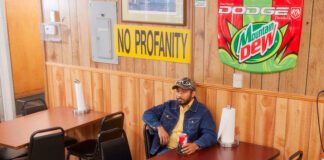Toro y Moi volta às origens e surpreende com o EP ‘Sandhills’