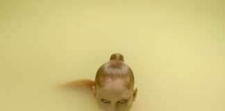 Eartheater lança o sexto álbum de estúdio, ‘Powders’, e videoclipe de “Crushing”