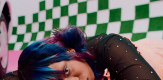 hemlocke springs enfrenta uma crise de autoaceitação no videoclipe de “pos”
