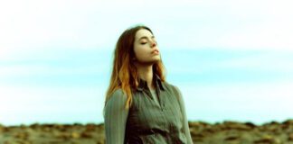L Devine anuncia o álbum de estreia, ‘Digital Heartifacts’, e lança o single “Laundry Day”