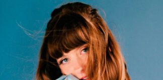 Molly Burch lança “Tattoo”, uma balada tocante dedicada à falecida melhor amiga