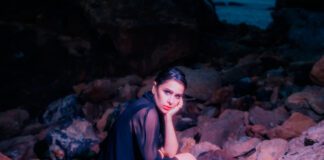 Sofia Kourtesis busca cura na música no single “How Music Makes You Feel Better”