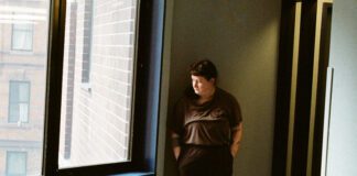 Joanna Sternberg retorna com a faixa inédita “Neighbors” para cantar ansiedade social