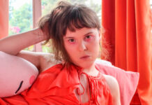 Katie Dey canta sobre decadência e esperança no single “hoarder”