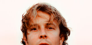 Tom Odell anuncia o álbum ‘Black Friday’ e lança o single “Somebody Else”