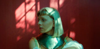 AURORA reflete sobre a mortalidade e o renascimento no single “Your Blood”